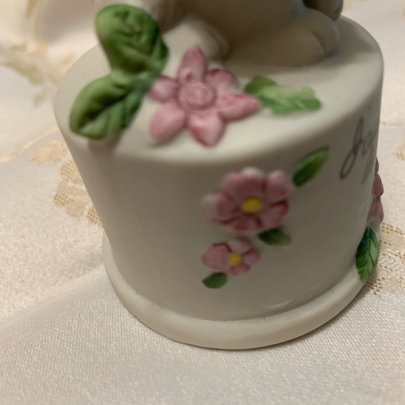 Cute Kitty Figurine on Pedestal w flowers - Picture 4 of 10